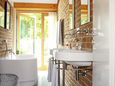 Wąska łazienka ze ścianami z czerwonej cegły (48947)