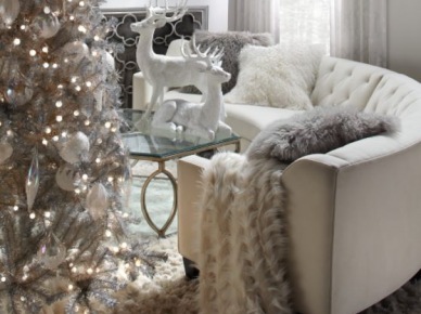 Świąteczna aranżacja salonu w bieli i srebrnym kolorze (51808)