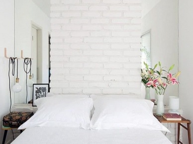 Ściana z białych cegieł w małej sypialni (51675)