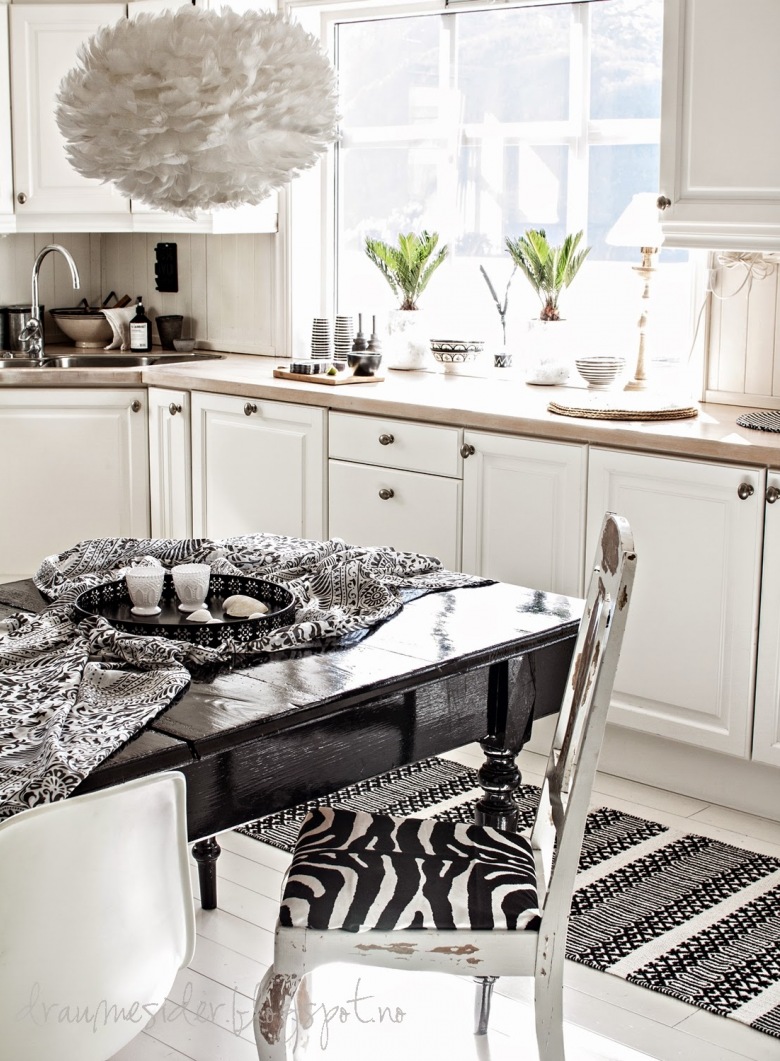 Pomysł na kuchnię w biało-czarnej dekoracji w stylu skandynawskim (48658)