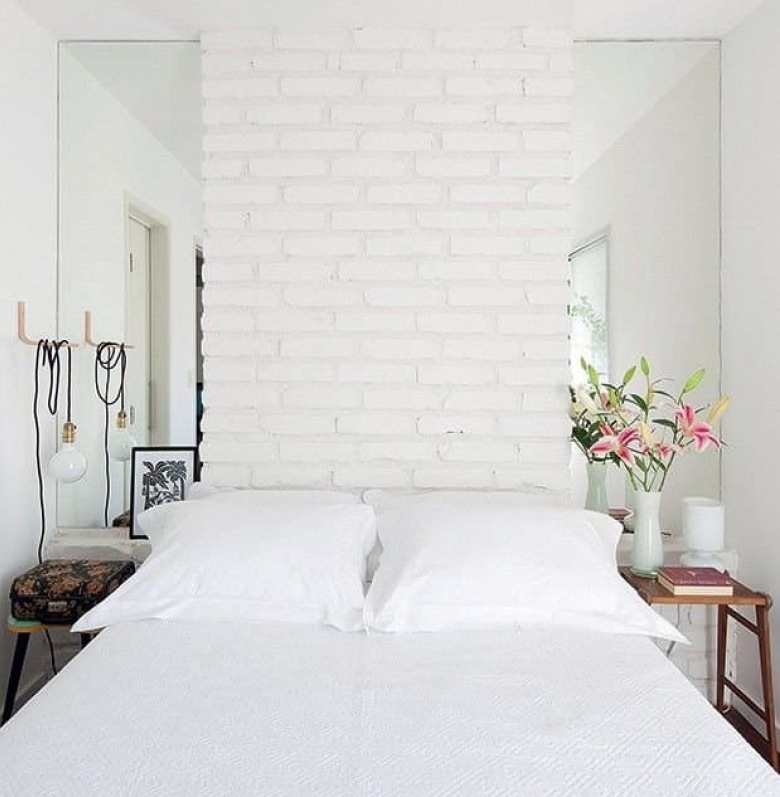 Ściana z białych cegieł w małej sypialni (51675)