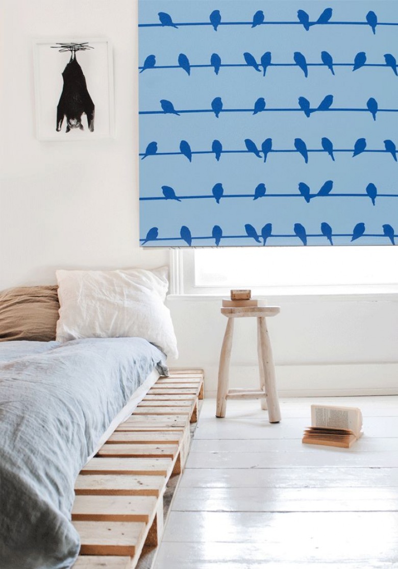 Łóżko z palety,białe ściany,i niebieska roleta z ptakami (24280)