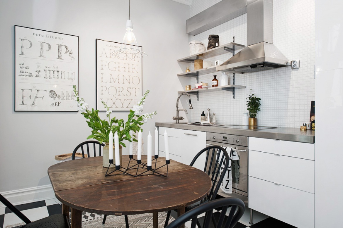 Biała kuchnia z betonowym blatem,czarne krzesła skandynawskie,owalny stół,typografie na ścianie w kuchni (28577)