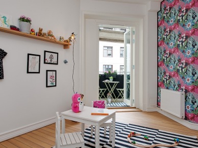Aranżacja pokoju dla dziecka z kwiecistą tapetą i dywanem w czarno-białe paski (22599)