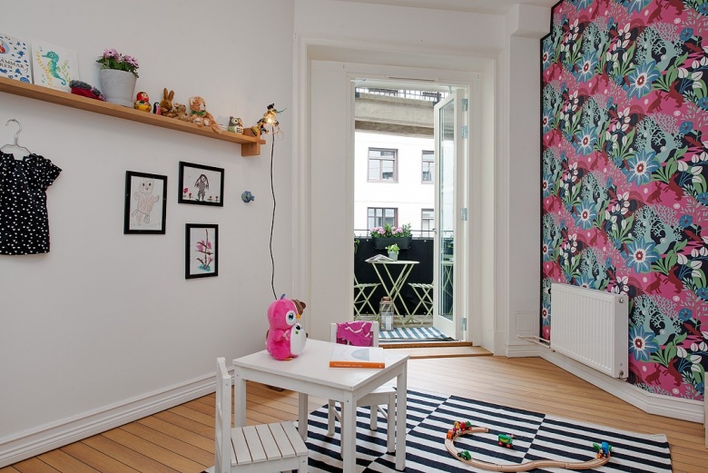 Aranżacja pokoju dla dziecka z kwiecistą tapetą i dywanem w czarno-białe paski (22599)