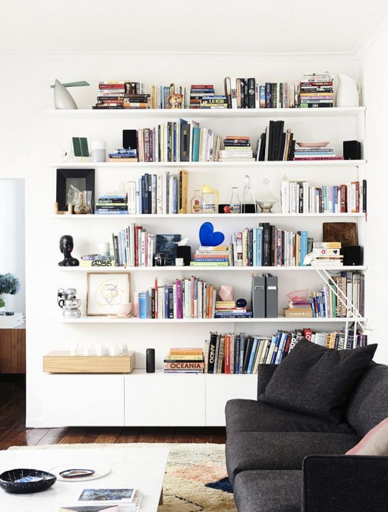 Przechowywanie książek w salonie to bardzo dobry pomysł.  Niewątpliwie zyskuje on na uroku i przytulności. Wyeksponowane w salonie książki mogą również posłużyć jako element dekoracyjny dzięki meblom, na których zostaną wyeksponowane.

Po więcej inspiracji zapraszam na http://lemonize.me/polki-na-ksiazki-w-salonie-bookshelves-in-the-living-room/ oraz na Facebook:...