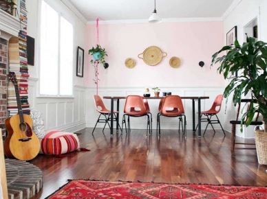 Aranżacja jadalni z różową ścianą i kolorowymi krzesłami (53530)
