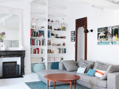 Aranżacja niezwykle kolorowego mieszkania na bazie rozświetlonej bieli, o ciekawych dodatkach i skandynawskim klimacie