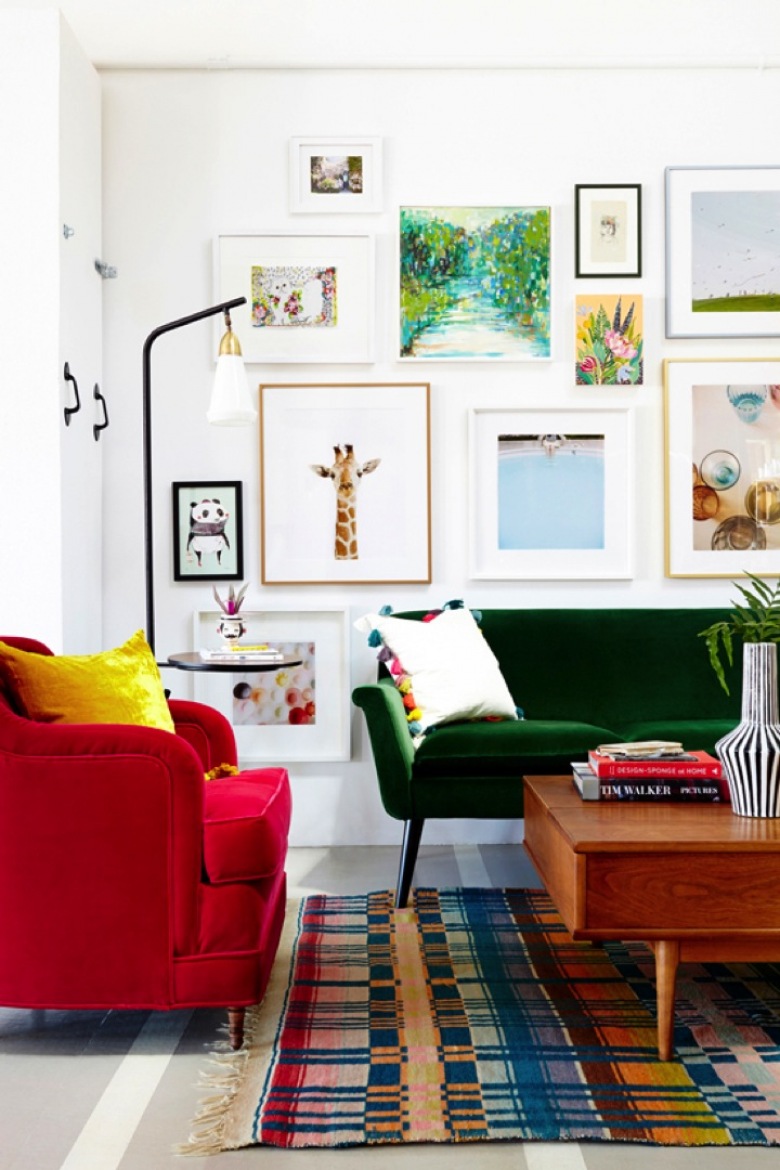 Zielona sofa i bordowy fotel w ciekawie urządzony salonie - to jest w...