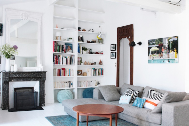 Aranżacja niezwykle kolorowego mieszkania na bazie rozświetlonej bieli, o ciekawych dodatkach i skandynawskim klimacie (44026)