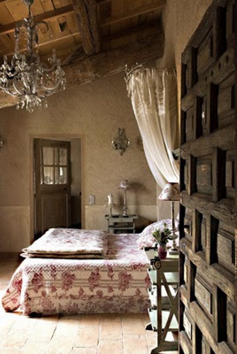 tak wyobrażam sobie typową prowansalska sypialnię - w starych murach z kamienia, może z surowym jasnym tynkiem,ale z...