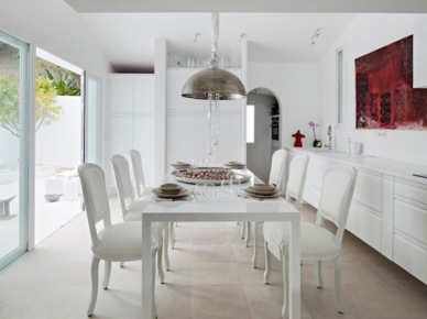 Klasyczne białe krzesła,nowoczesny stół i industrialna lampa w białej jadalni (23484)
