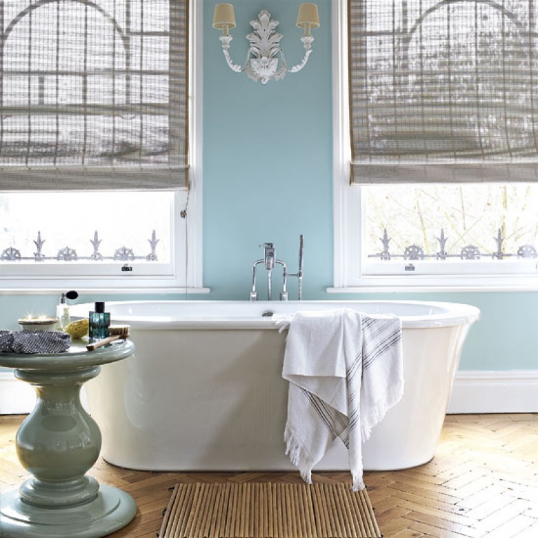 przykłady niebieskich łazienek - ten kolor powraca do łask, bo pięknie się prezentuje w zestawieniu z białą wanną i...