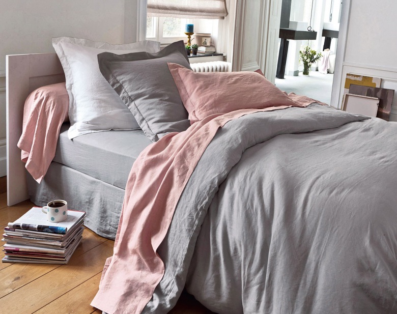 Szaro-różowa pościel na łóżku w sypialni (24621)