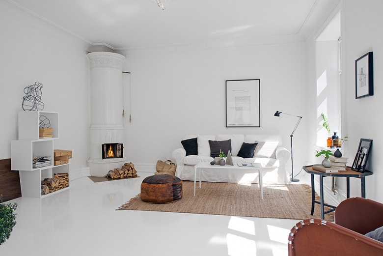Białe aranżacje wnetrz,białe inspiracje,skandynawskie,białe wnętrza,białe mieszkania,białe apartamenty,estetyczne wnętrza,inspiracje biela i drewnem,salon z białym kominkiem (34209)