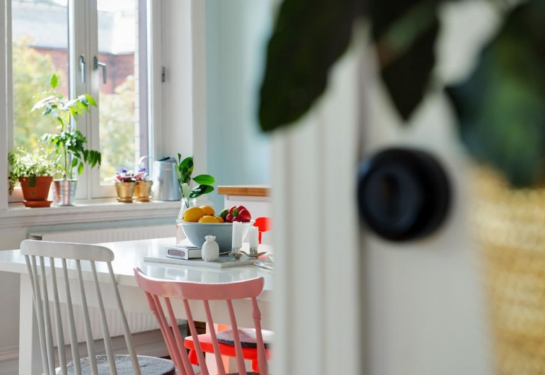 Inspirujące skandynawskie mieszkanie z naturalnymi motywami i pastelową kuchnią (42720)
