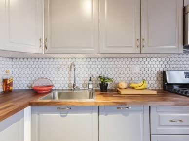 Kafelki o kształcie plastra miodu na ścianie w kuchni (51722)