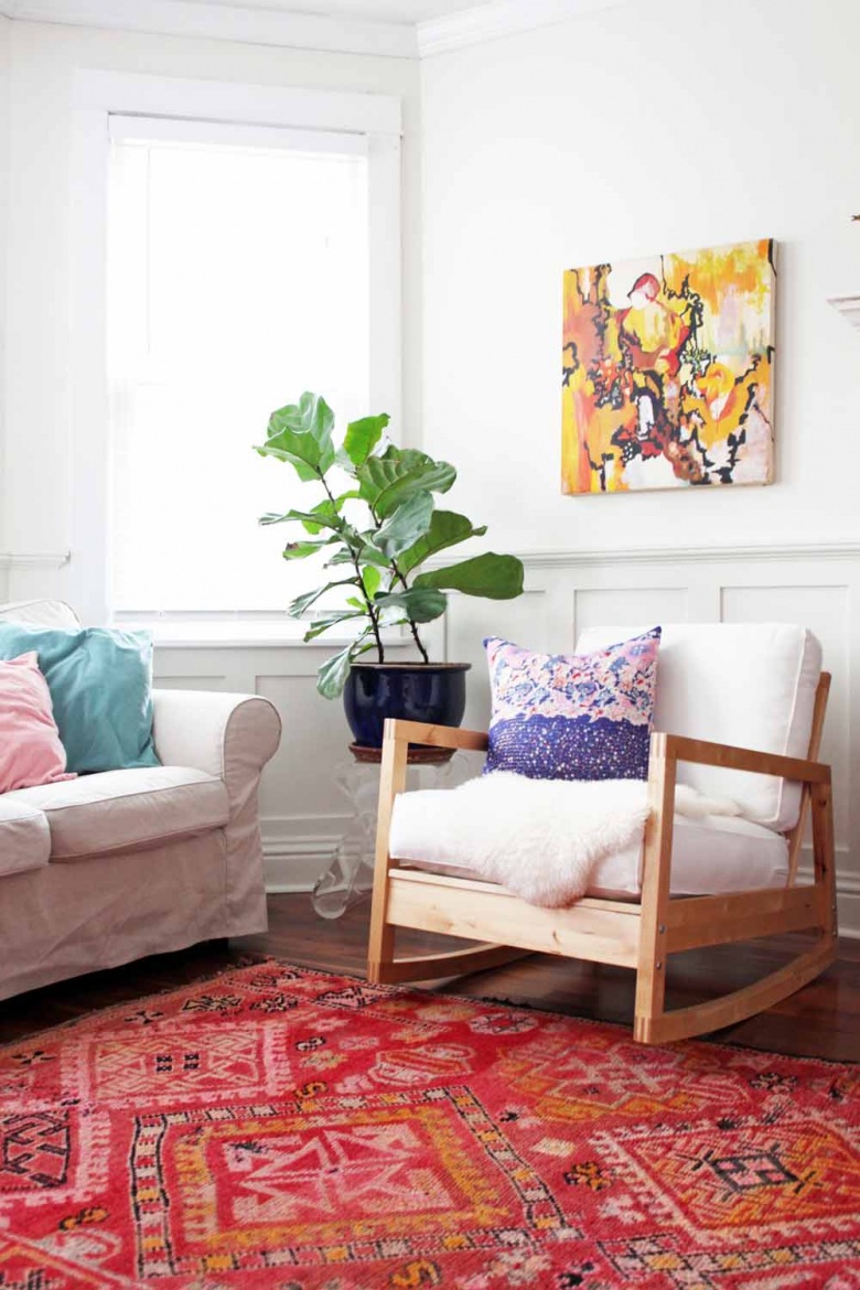 W salonie nie tylko wzorzysty dywan, ale także poduszka czy abstrakcyjny obraz na ścianie znacząco ożywiają jego...