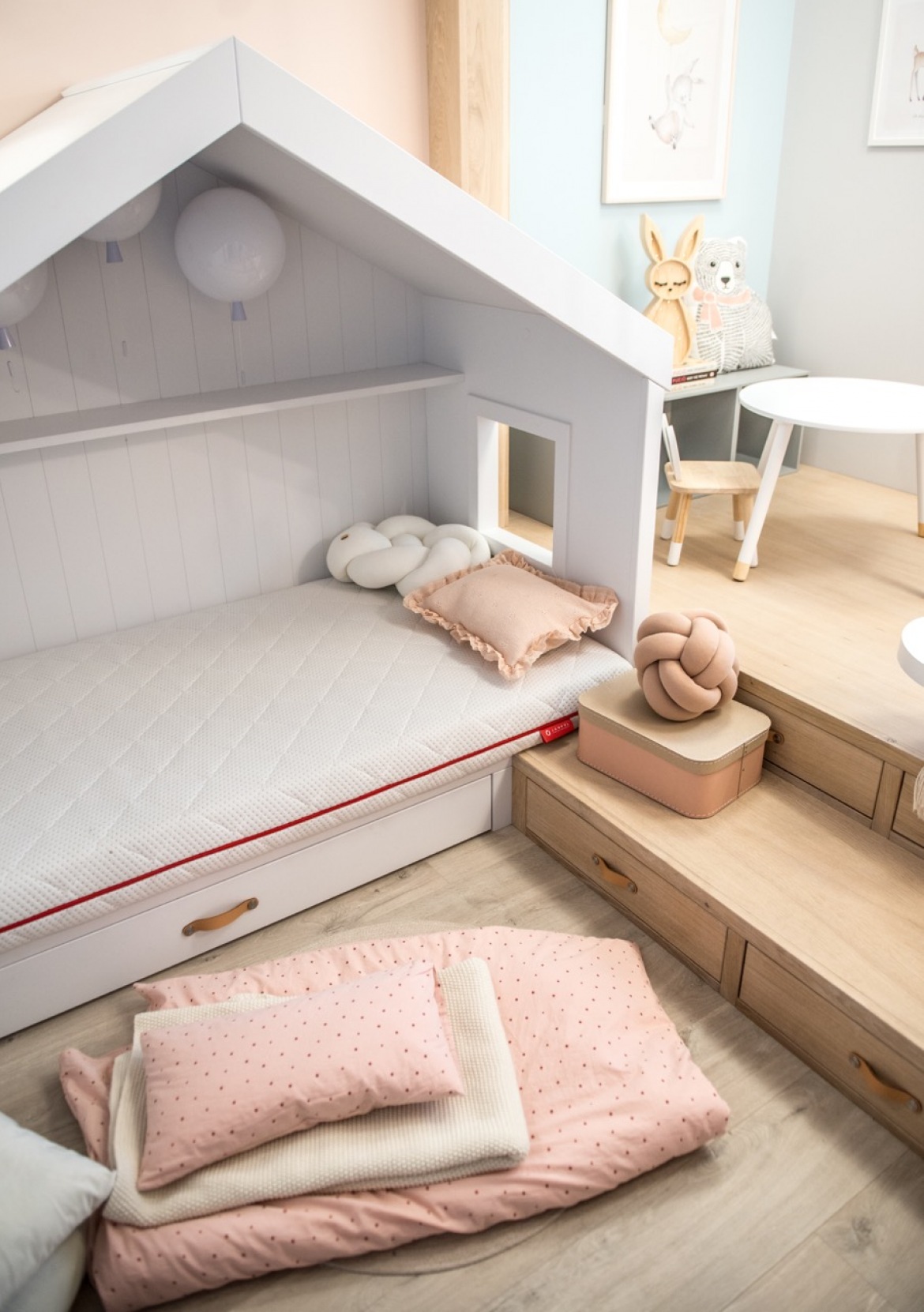 Materac dziecięcy w łóżku o kształcie domku (56521)
