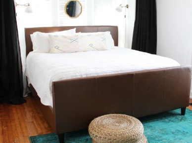 Inspiracje... wypoczynkowe, czyli before & after małej biało-czarnej sypialni z turkusowym dywanem