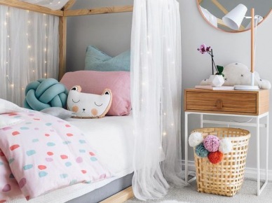 W pokoju dziecięcym zastosowano specjalne łóżko w kształcie domku. Baldachim na jego 