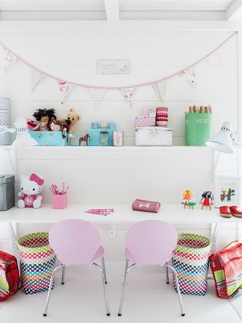 słodki, mały pokoik dla dziewczynek - pełen dekoracji, które rozweselają całe pomieszczenie. Dużo pastelowych kolorów,...