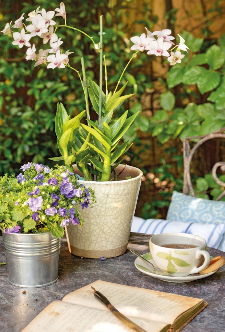 relaks w ogrodzie - kawa, napoje i piękne dekoracje stołu - lampiony, kwiaty, świece i pyszne desery...