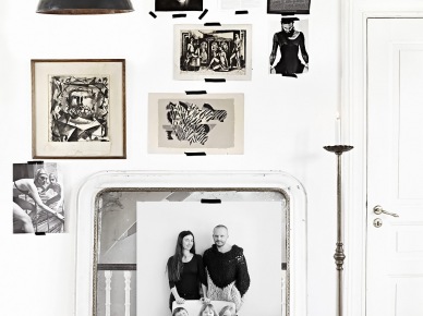 Industrialna czarno-miedziana  lampa wisząca ,białe ramy vintage i galeria rodzinnych fotografi na ścianie (27391)