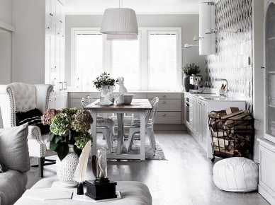 Skandynawska kuchnia w otwartej przestrzeni z salonem,białe meble z drewna w stylu skandynawskim (48147)