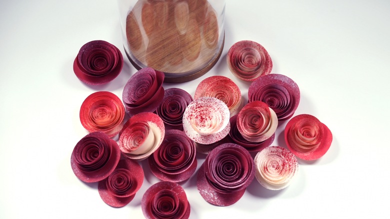 Gotowe róże z papieru w różnych kolorach (50934)