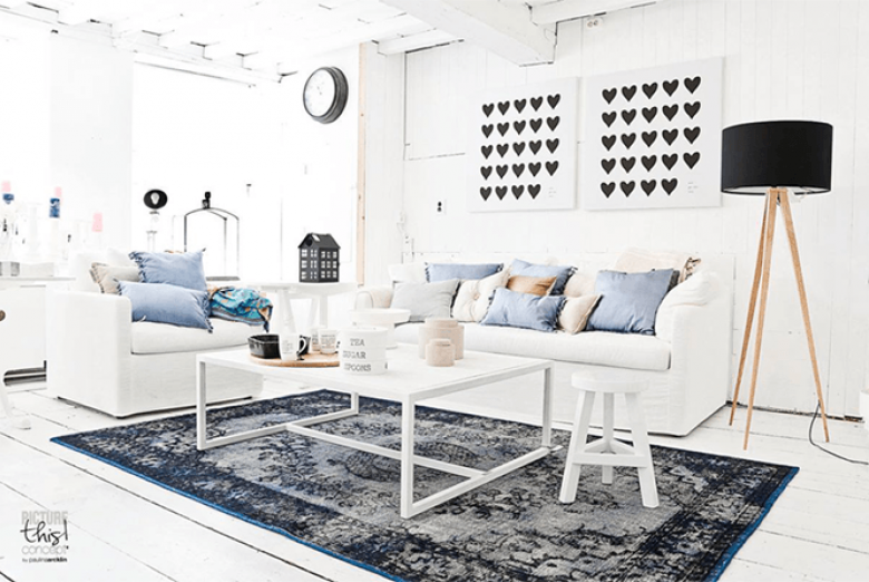 subtelny, biały salon w skandynawskim stylu - dużo bieli, niebieskie akcenty i naturalne drewno, czyli to wszystko, co...