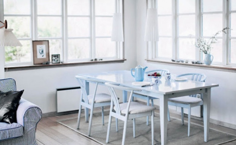 typowy dom dla skandynawskiej stylistyki, czyli proste meble, niebieskie deski i jasne, białe lub błękitne, sofy i...