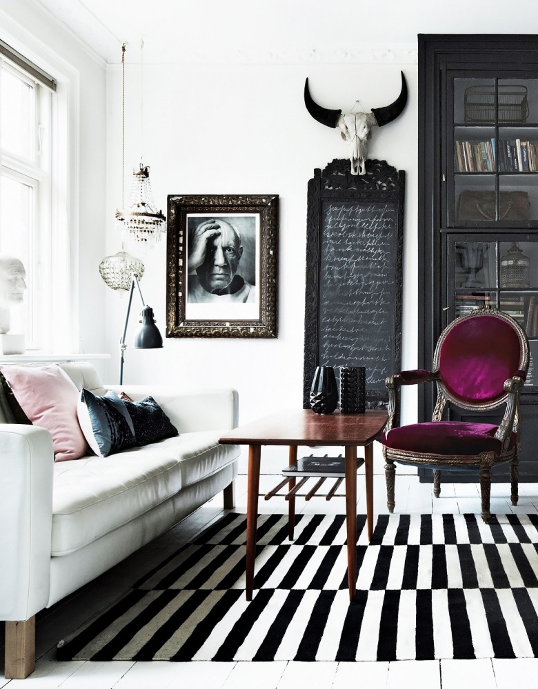 Biało-czarny dywan skandynawski w paski,stylowe krzesło francuskie w śliwkowej tapicerce,czarna tablica w stylowej ramie,czarna witryma,drewniany stolik z lat 60-tych,fotografia portret w retro ramach (26537)