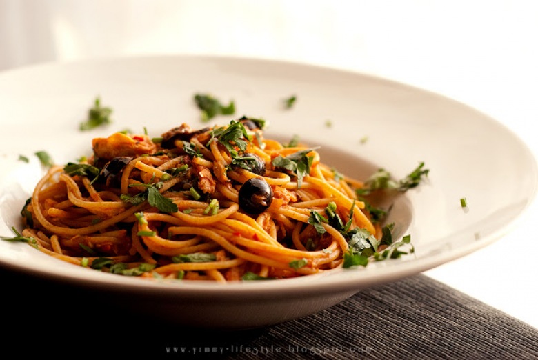 Yummy Lifestyle - Z uwielbienia dla jedzenia.: Spaghetti alla puttanesca. (9292)