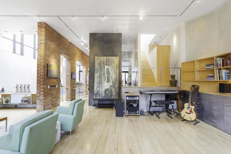 niesamowity apartament do wynajęcia na Manhattanie w Nowym Jorku - połączenie industrialnego stylu z historyczną architekturą i nowoczesnymi rozwiązaniami. Apartament imponujący wielkością, ekstrawagancką, ceglana ścianą wewnątrz salonu i ultranowoczesną kuchnią. Robi wrażenie...