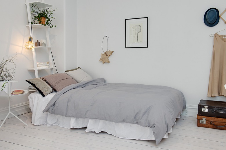 Pomysłowa biała półka z drabiny przy łóżku (20735)