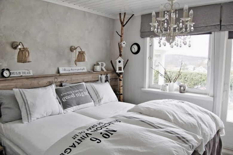 Jak urządzić sypialnię w stylu skandynawskim w szaro-białych kolorach i naturalnym drewnie ? (23877)
