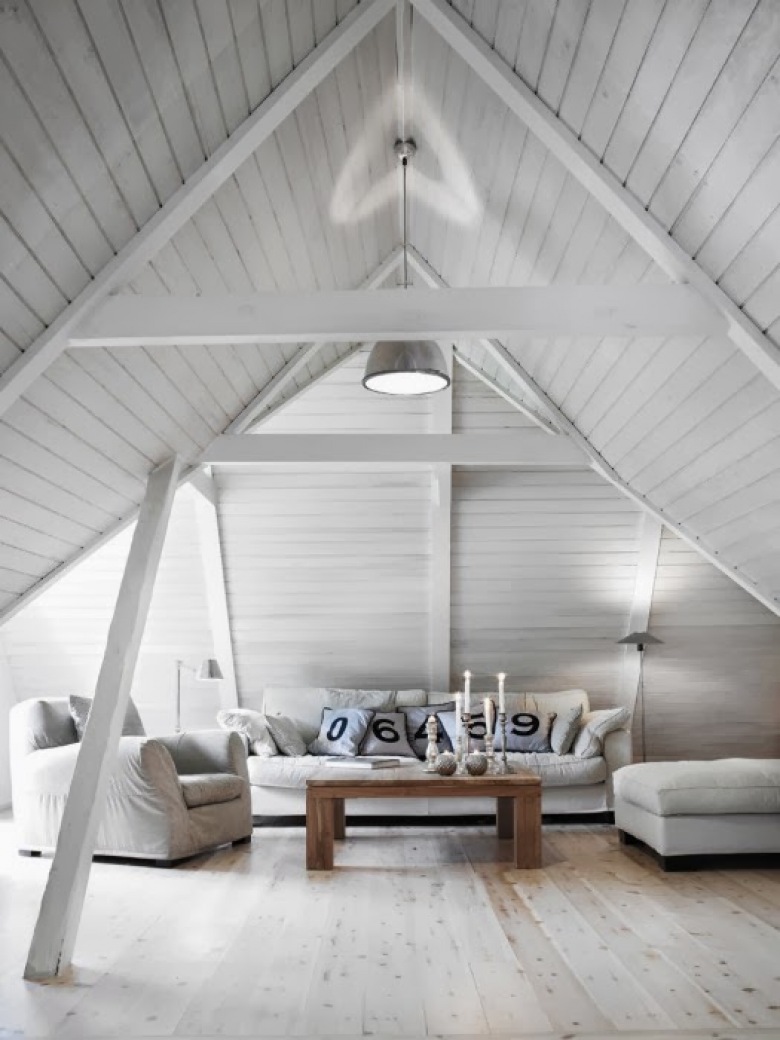 Biały salon pod skośnymi ścianami z białej boazerii,drewniana ława rustykalna i białe sofy z fotelami (26744)