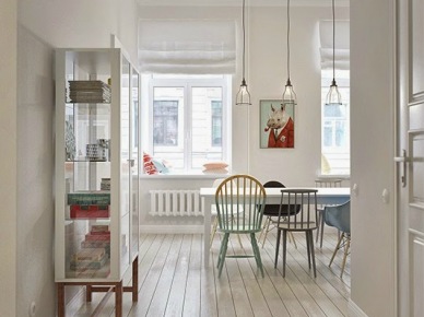 Nowoczesna  biała witryna na drewnianych nóżkach,skandynawskie krzesła i druciane lampy nad białym stołem (26311)