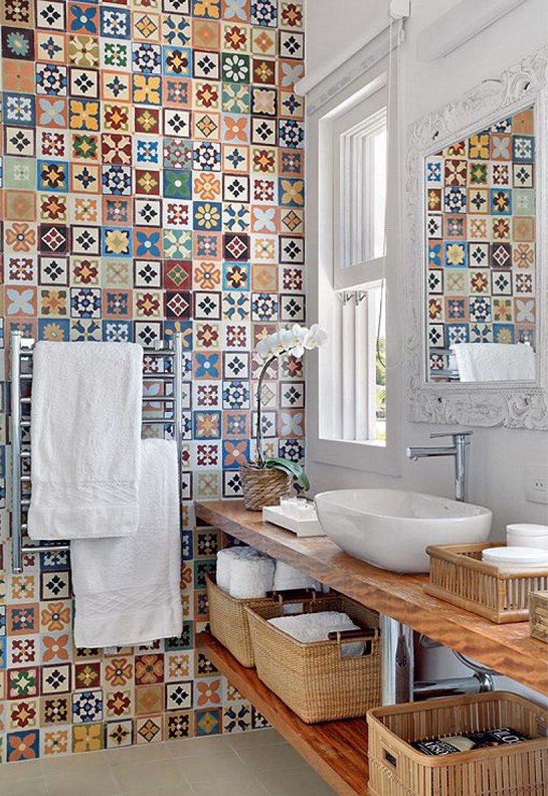 Absolutnie oryginalna aranżacja łazienki dzięki zaskakującej ścianie wyłożonej wielobarwnymi płytkami. Rozmaite wzory...