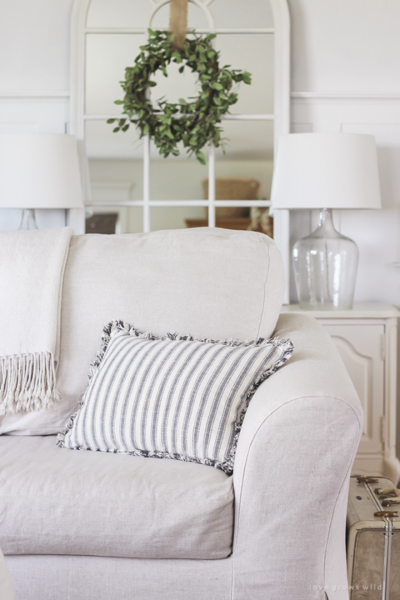 Jasna sofa w salonie idealnie komponuje się z przewodnią paletą barw. Spokojne i eleganckie wnętrze urozmaicają...