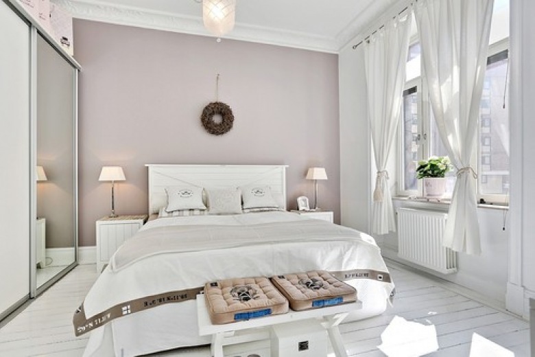 Sypialnia urządzona w stylu prowansalskim, słoneczna i jasna w odcieniach delikatnego beżu.