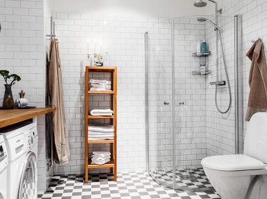 Drewniane detale w aranżacji białej łazienki w skandynawskim stylu (21850)
