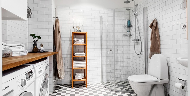 Drewniane detale w aranżacji białej łazienki w skandynawskim stylu (21850)