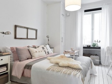 Skandynawska sypialnia z futrzakiem i poduszkami w pastelowych kolorach (20639)