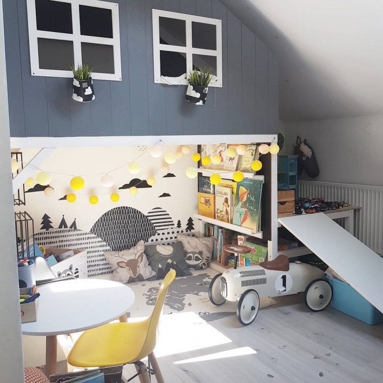 Główną atrakcją dla dziecka w pokoiku jest wybudowany pod krótszą ścianą domek, tworzący idealne miejsce do zabawy. Konstrukcja na kształt domku wykonana jest z drewnianych desek pomalowanych na...