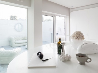 Biała śniegowa aranżacja otwartej przestrzeni nowoczesnego mieszkania (24557)