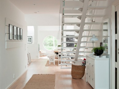 Ażurowe białe schody w sercu białego domu (20348)