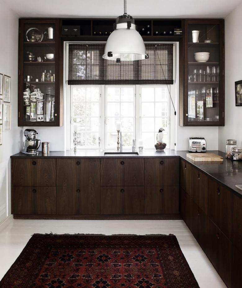 Czekoladowa kuchnia z drewna z czarnymi blatami, białą podłogą,etnicznym dywanem i białą lampą w stylu industrialnym (27019)