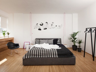 Nowoczesna sypialnia z tapicerowanym łóżkiem, grafikami na ścianie w czarno-białych kolorach (22279)